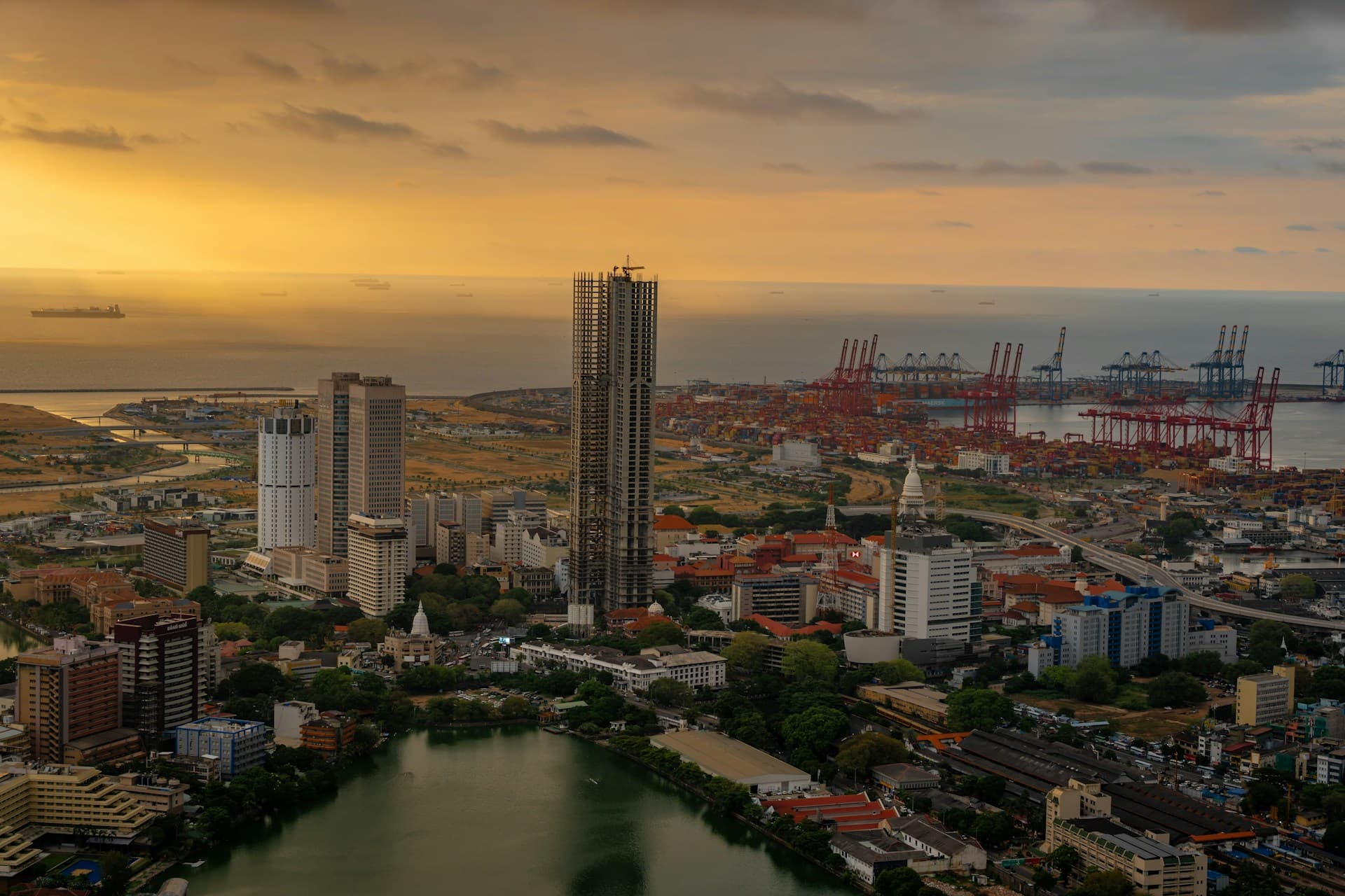 Colombo e il suo porto sull'Oceano Indiano al tramonto