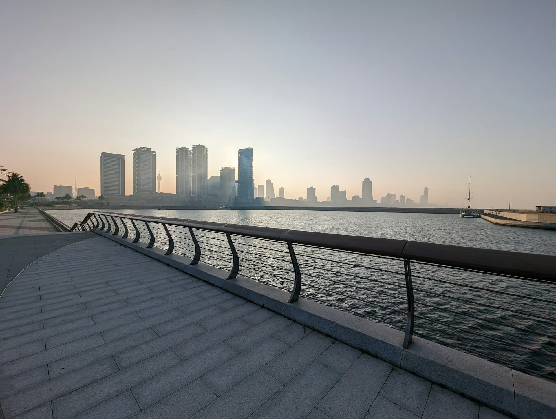 Passeggiata sul lungomare e skyline di Port City Colombo
